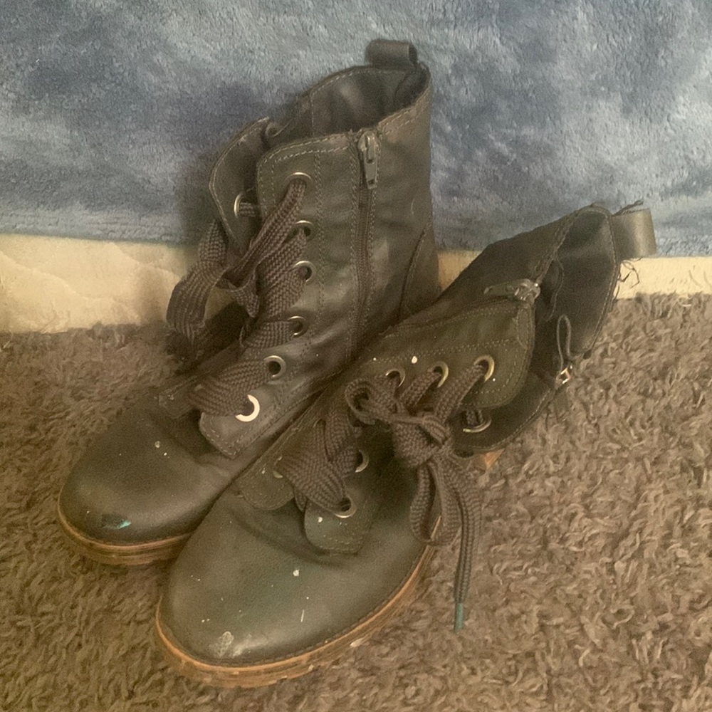 Greyish boots